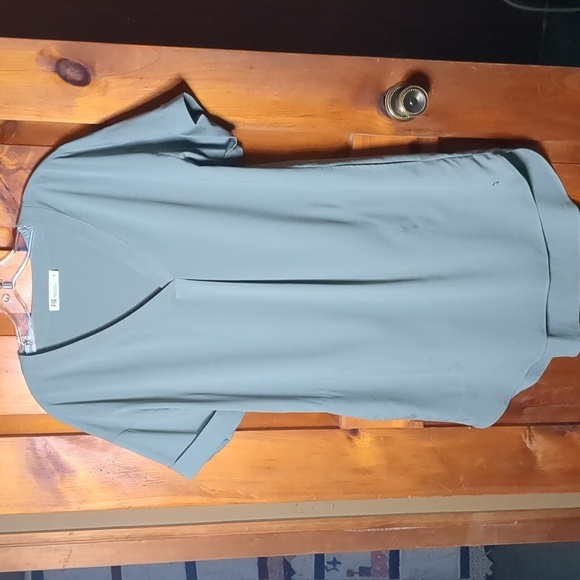 FIG* lightweight airy v neck short sleeve recycled poly spandex travel dress - Picture 3 of 11